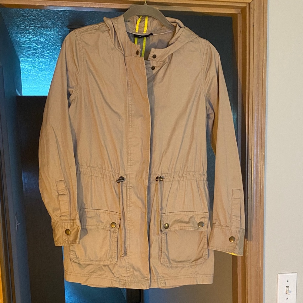 a.n.a Tan Utility Anorak Jacket size Medium- Hooded Lightweight Parka
